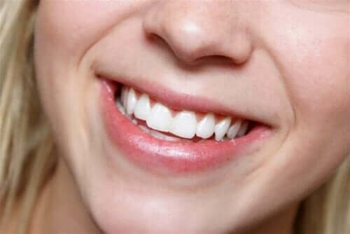 Beyaz dişleri ile gülümseyen kadın