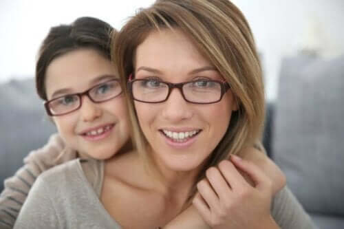 gözlük takan anne kız çocuk