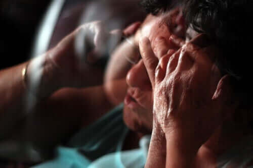 Kortizol fazlalığı olan bir kişi.