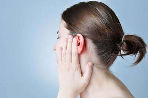 Kulak ağrısı yaşayan bir kadın.
