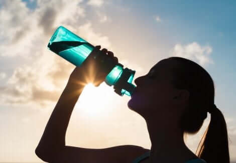 Bir kadın su içiyor