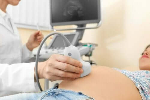 Ultrason yaptıran hamile bir kadın.