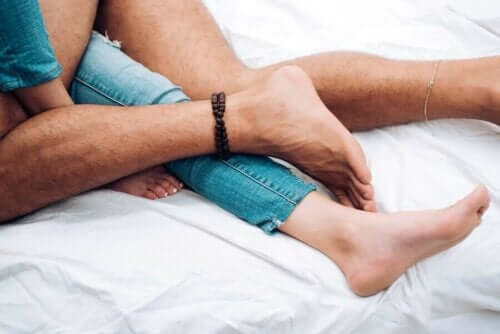 yatak uzanan çift bacaklar