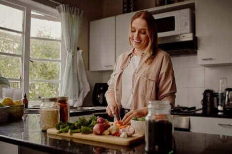 akşam yemeği hazırlayan kadın