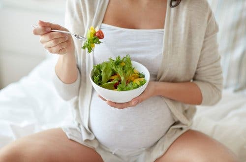 Hamilelikte-Karın-Ağrısı-salata-yiyen