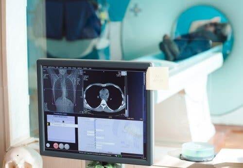 MRI'ı çekilen bir kişi.