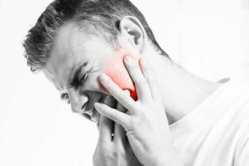 Temporomandibular eklem çıkığı dolayısıyla acı çeken bir adam.