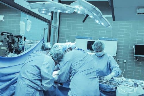 Bir hastaya varikosel ameliyatı yapan doktorlar.