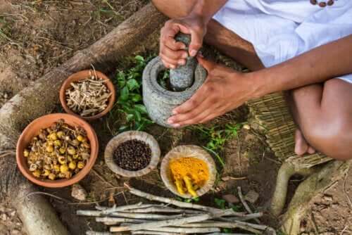 Baharat ezmek ile uğraşan bir kişi.
