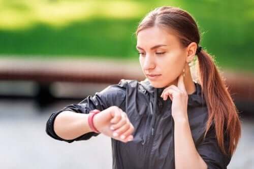 bileğinden nabız ölçen kadın