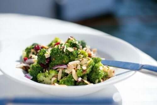 Brokoli salatası.