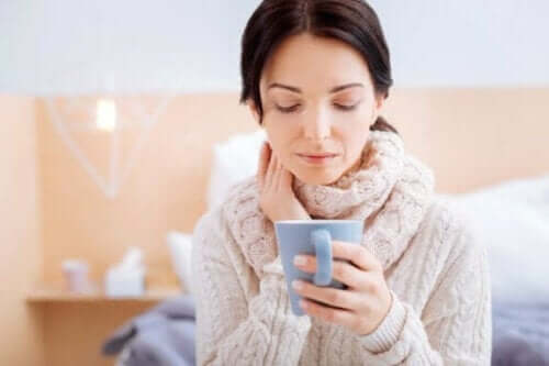 Çay içen bir kadın.