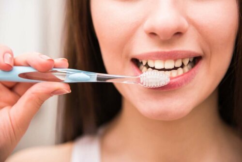 diş fırçalayan kadın