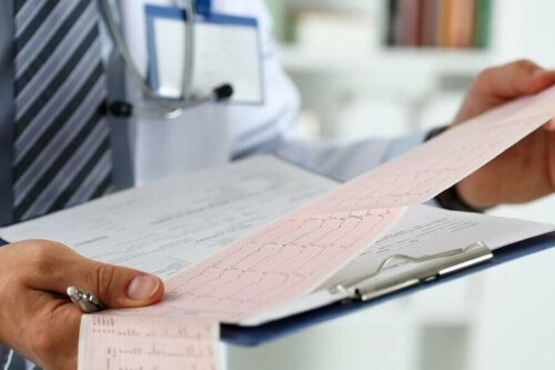 Doktor kalp ritmini inceliyor