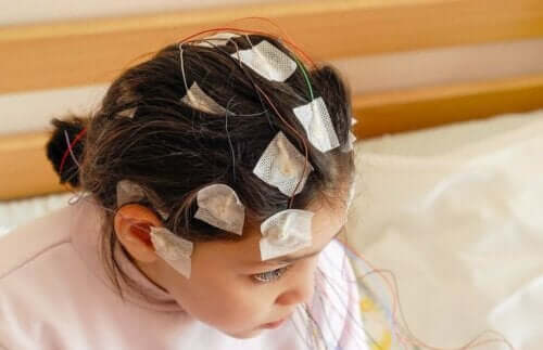 Kafasında elektrotlar olan bir çocuk.