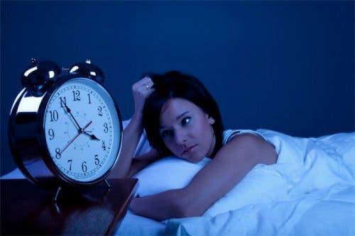 gece uykusuz kadın saat