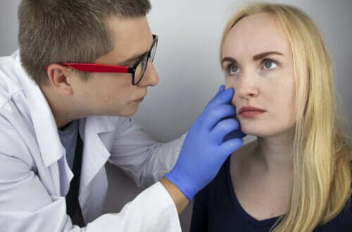 Bir kadına göz muayenesi yapan bir doktor.
