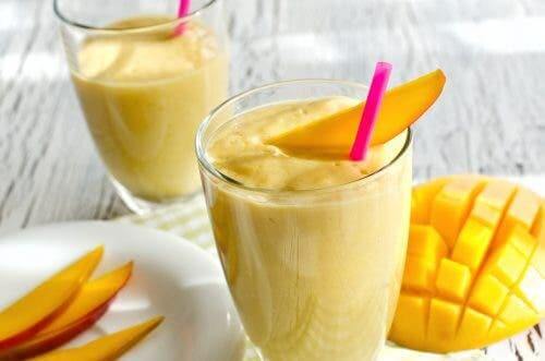 Havuç ve mango ile yapılmış bir smoothie.
