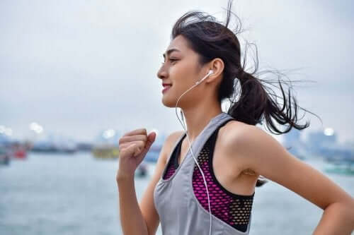 Koşu yapan bir kadın.