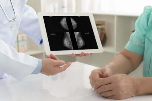 Bir hastayla bir meme röntgeni hakkında konuşan bir kişi.