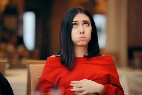 mide ülserini önlemek: mide ağrısı çeken kadın