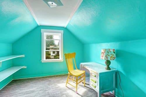 Okyanus mavisi boyanmış bir oda.
