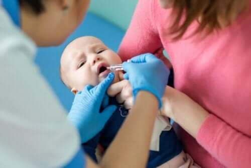 poliovirüs aşısı olan çocuk