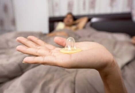 Elinde prezervatif tutan kadın