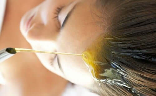 Saçlarınızı Nemlendirmek İçin Yardımcı Olabilecek Bitkisel Yağlar