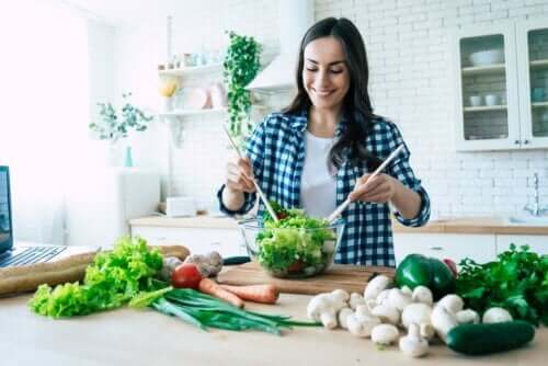 Salata yapan bir kadın.