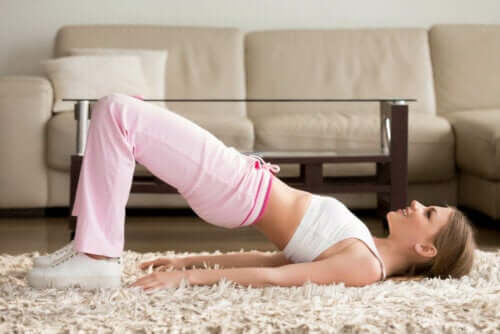 Skolyoz için egzersizler yapan bir kadın.