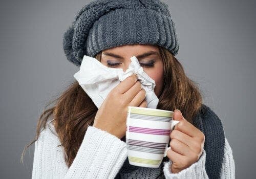 Soğuk algınlığı yaşayan bir kadın.