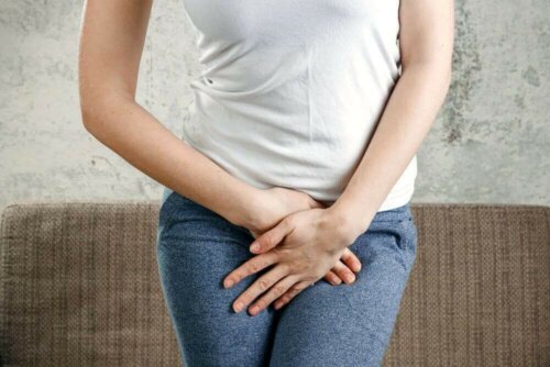 Vajinal enfeksiyon yaşayan bir kadın.