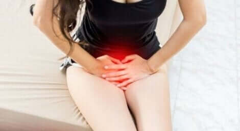 Genital bölgesinde rahatsızlık hisseden bir kadın 