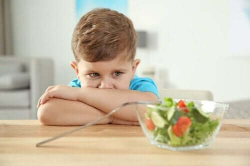 Salata yemek istemeyen çocuk