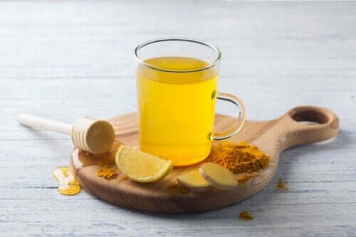 Bal ve limon ile tatlandırılmış bir fincan zerdeçal çayı.