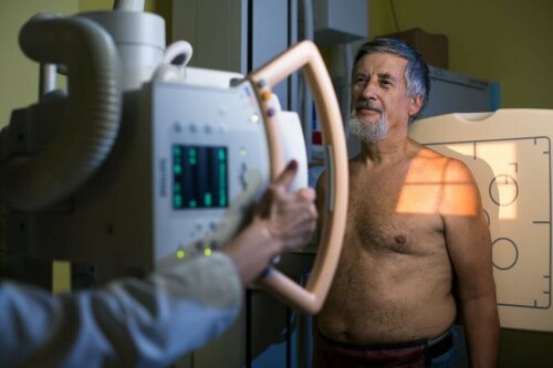 Bilgisayarlı tomografisi çekilen bir adam.