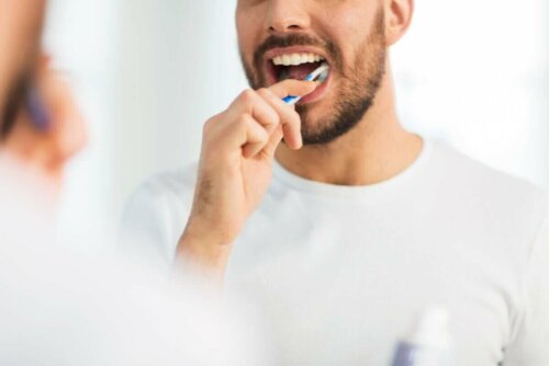 Dişlerini fırçalayan bir adam.