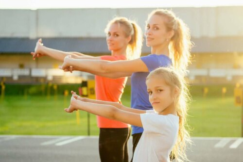 egzersiz yapan farklı yaşta kadınlar ve kız çocuğu 