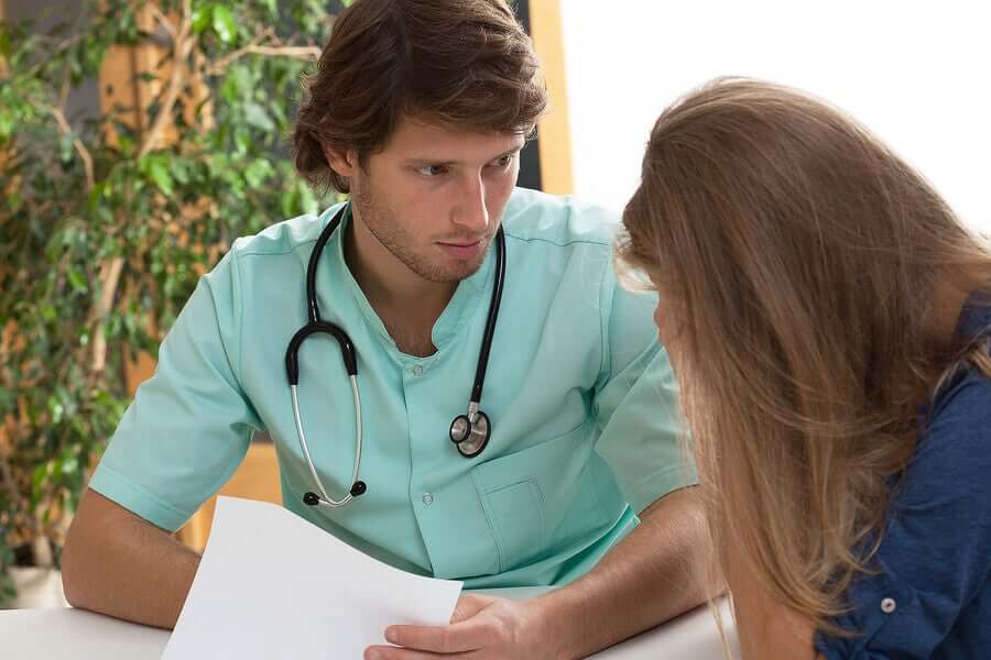 kanser tanısı koyan doktor ve hastası