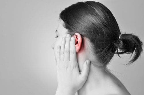 Kulak ağrısı yaşayan bir kadın.