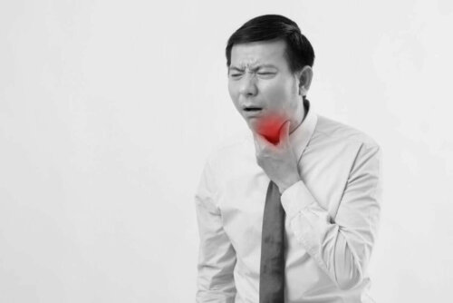 öksüren erkek eliyle boğazını tutuyor