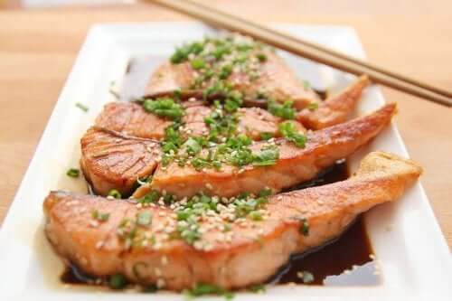 B vitamini kaynağı soya soslu somon