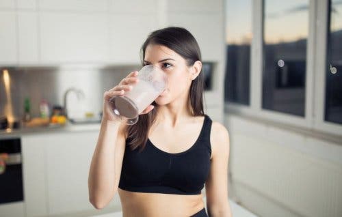 Smoothie içen bir kadın.