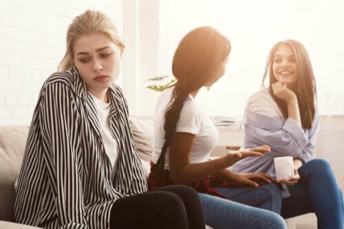 topluluk içinde üzgün olan kadın