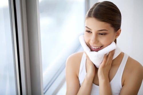 Yüzünü yıkayan bir kadın.