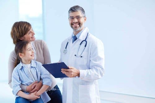 Çocuğunu doktora götürmüş olan bir anne.