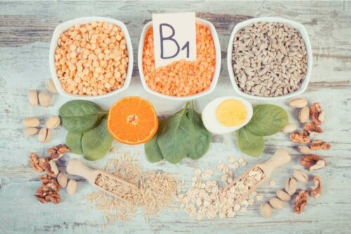 B1 vitamini içeren gıdaları bulunduran bir görsel.