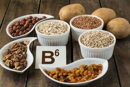 B6 vitamini içeren gıdaların bulunduğu bir görsel.