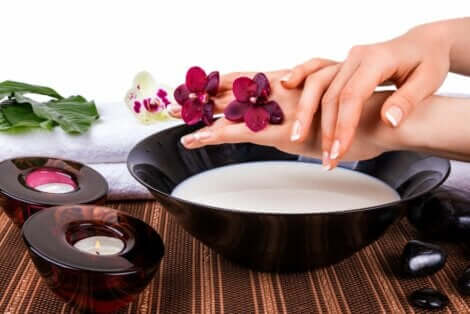 El bakımı yapan kadın